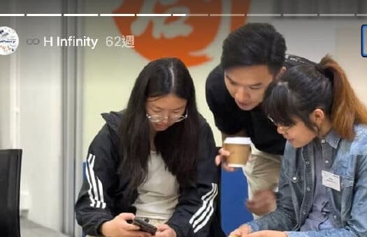 青年參加者在小組中一起查看手機內容